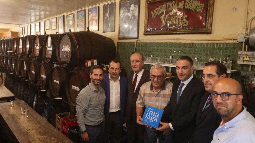 El entonces presidente de la Diputación Elías Bendodo entrega en 2017 la placa de Sabor a Málaga a la bodega Antigua Casa de Guardia.