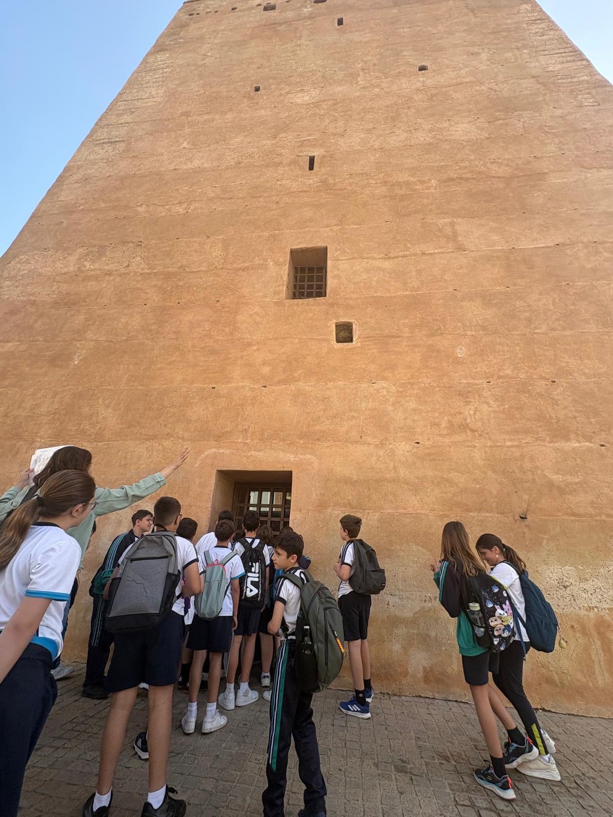Los estudiantes visitan la Torre, dentro del programa.