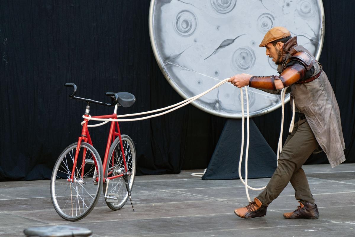 Yldor Lach, en un momento de la nunca fácil doma de las endiabladas bicicletas.