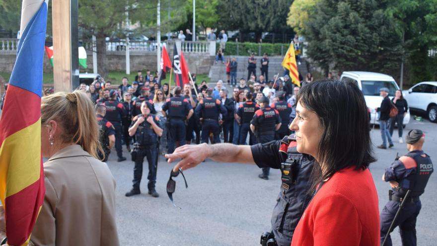 Prop de cinquanta persones reben Sílvia Orriols a Berga amb crits de &quot;feixista&quot; i &quot;ets escòria&quot;
