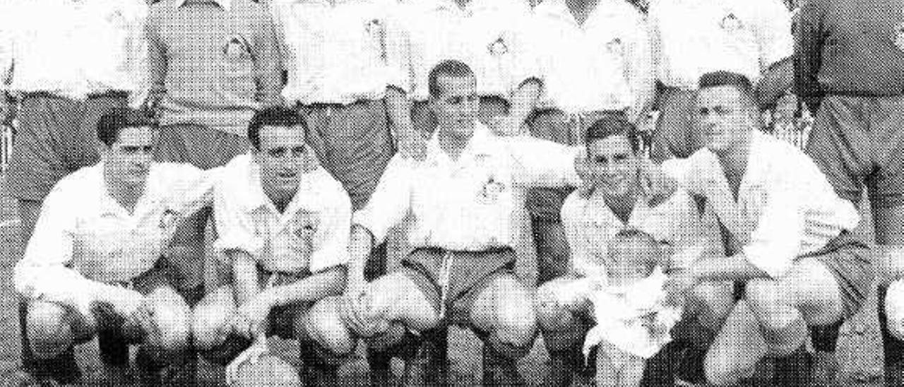 Una formación del Caudal del curso 1950-51, la temporada de la remontada al Tarrasa y el ascenso a Segunda División.