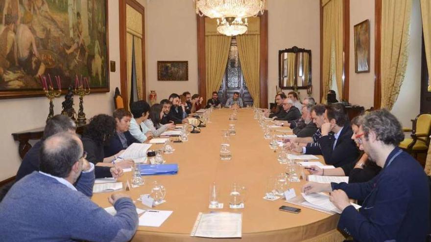 Reunión del Gobierno local con representantes sociales para exponerles la renta social municipal.