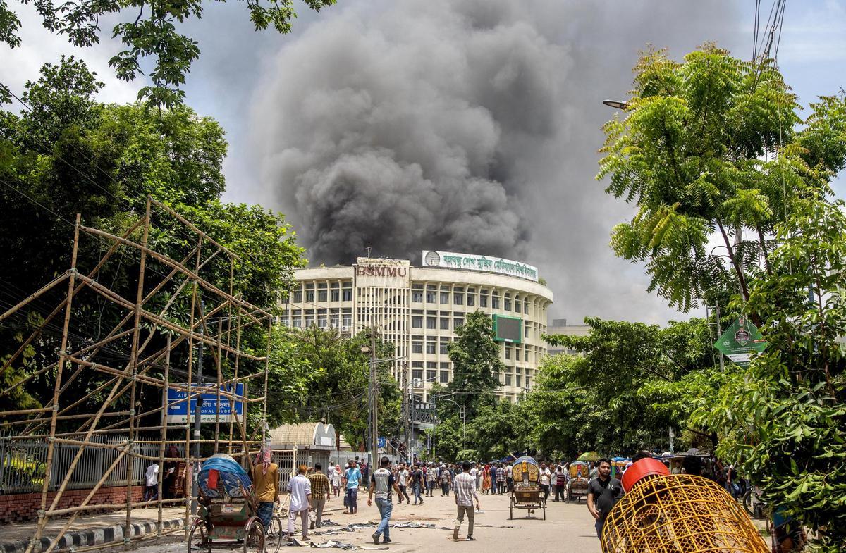 Bangladés vive su jornada de protestas contra el gobierno más sangrienta y suma 91 muertos