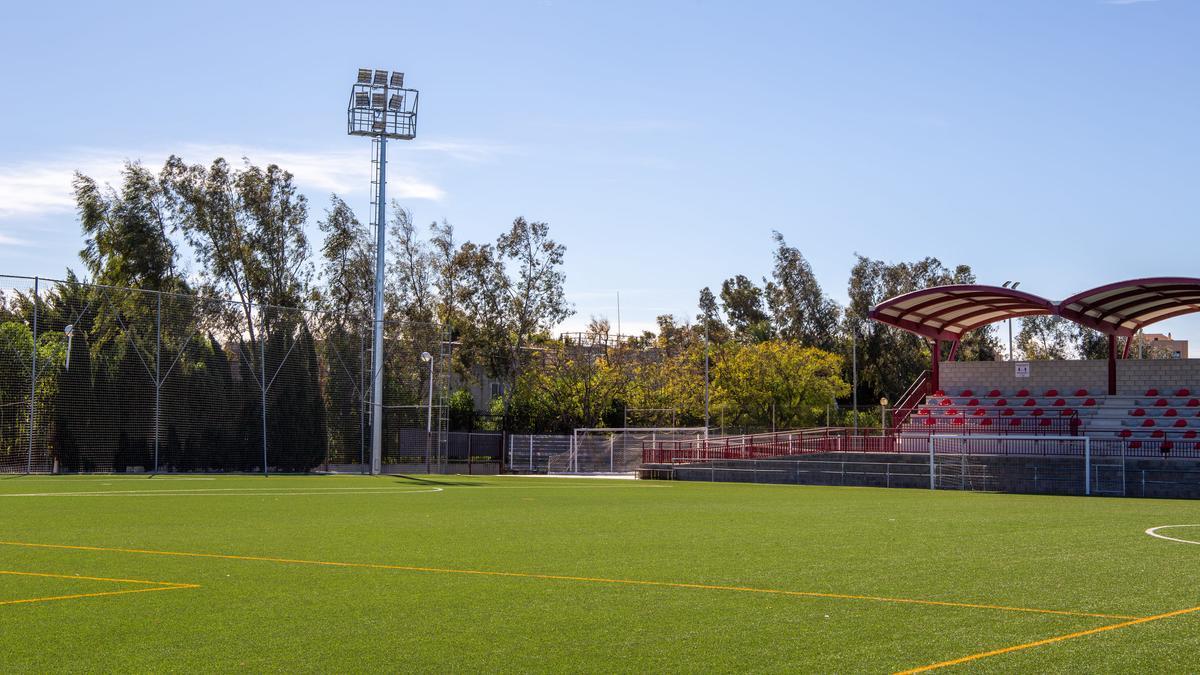 Campos de fútbol del Polideportivo de La Canaleta de Mislata, adonde iba la menor cuando la abordó el desconocido.