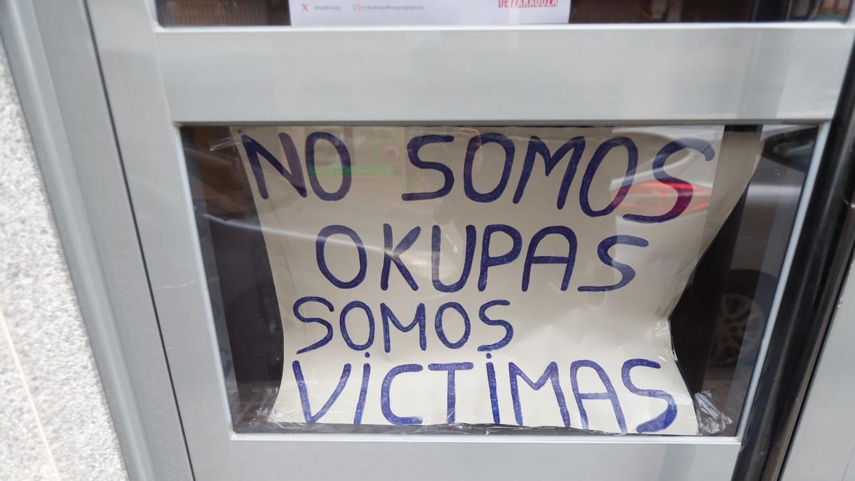 Carteles de protesta contra los desahucios en el barrio Oliver.