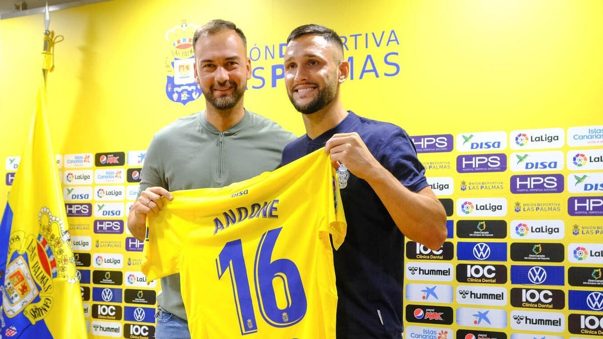 Florin Andone, junto a Deivid, el día de su presentación, en la ciudad deportiva.