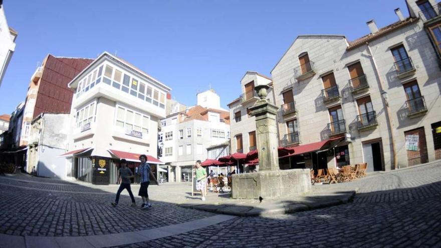 La fuente de la plaza de O Castro volverá a emanar agua y se mejorará su entorno. // Noé Parga