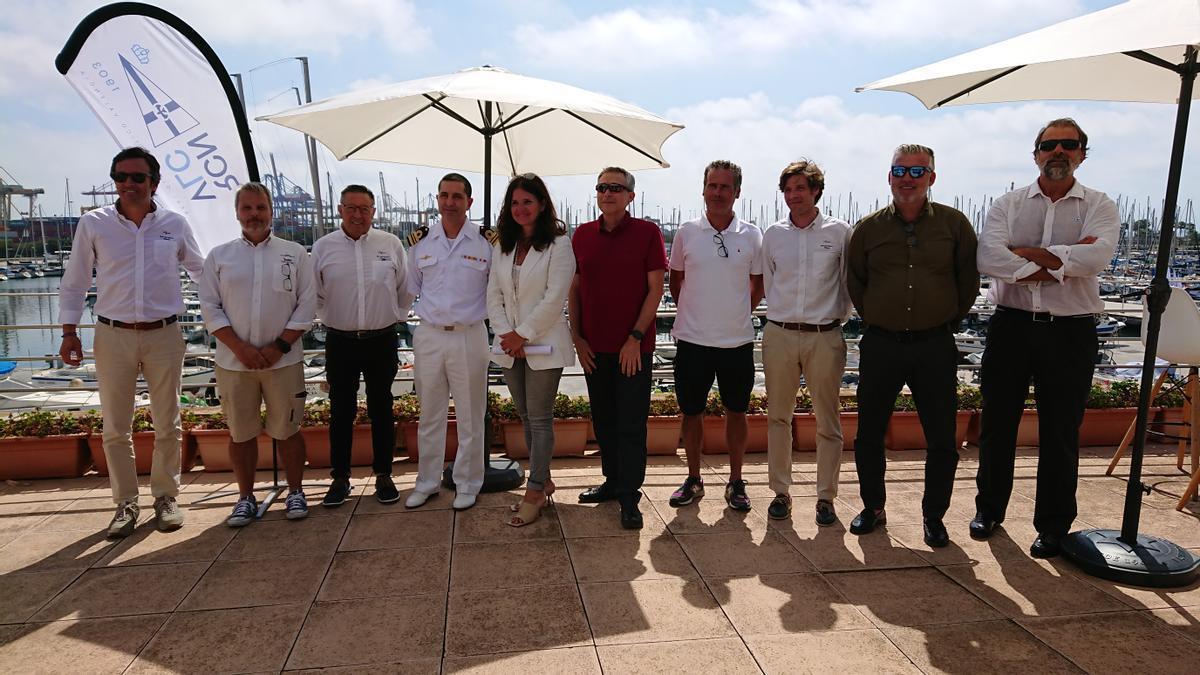 Marisa Arlandis junto a Rafel Chirivella, Joan Carles Cuenca y Arturo Meseguer, entre otros patrocinadores y armadores en la presentación del Trofeo SM La Reina