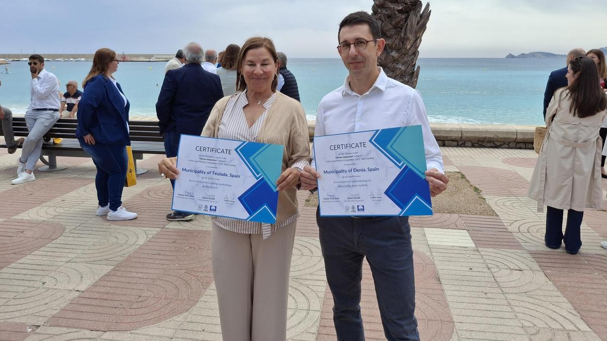 Pilar Vidal y Pepe Doménech muestran el diploma del galardón de bandera azul internacional