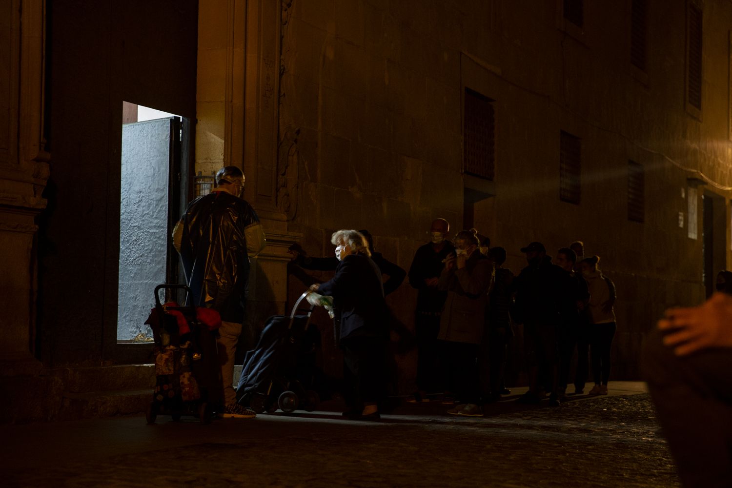 Entrega de alimentos en el convento de las Monjas de la Sangre