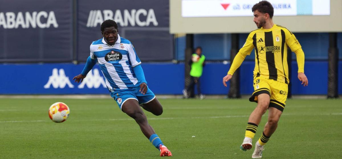 Mané pugna por el balón con un jugador del Oviedo Vetusta.