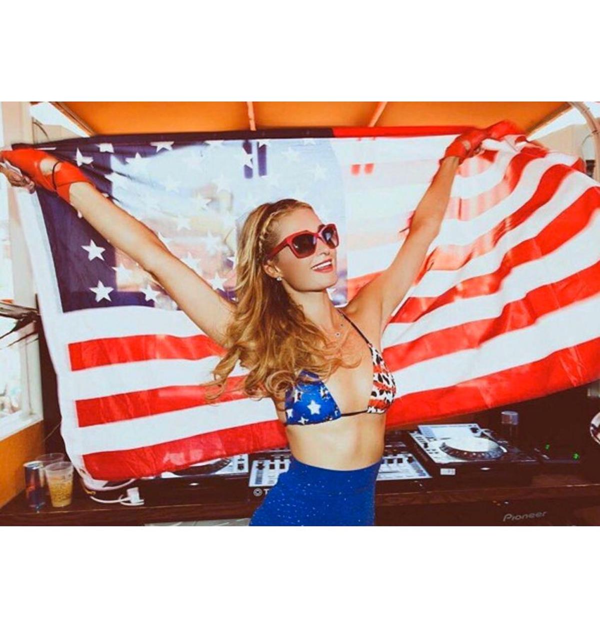 Paris Hilton en bikini de barras y estrellas por el 4 de julio