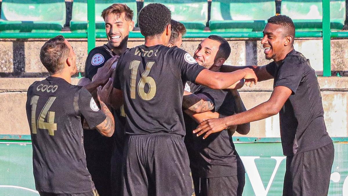 Los jugadores del Intercity se abrazan después de su último triunfo en Toledo el pasado domingo.