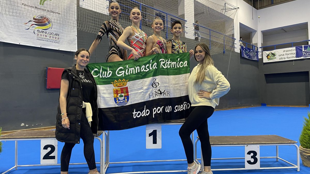 Gimnastas del Club Hadar de Cáceres con sus entrenadoras.