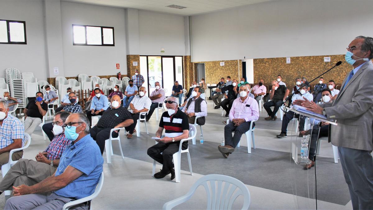 El director general Rafael Sánchez Olea se dirige a los socios durante la asamblea general de Cobadu.