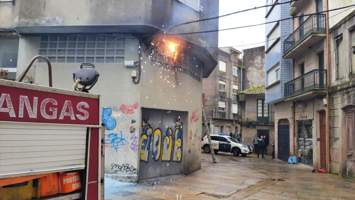 Susto en el centro de Cangas tras un incendio con 'petardazos'