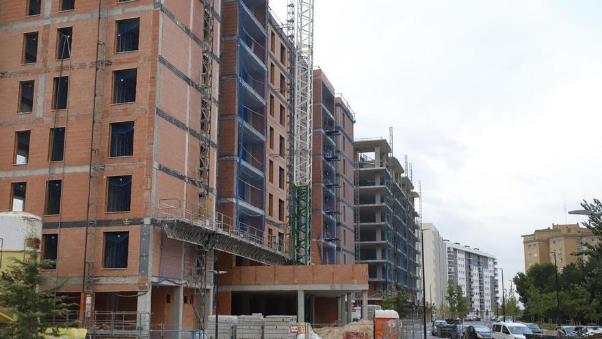 El barrio de Zaragoza que crece con un polígono industrial como vecino