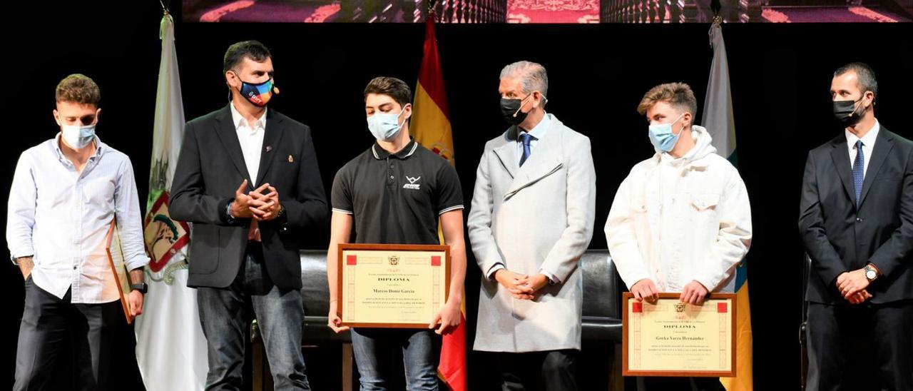 Un momento de la gala, con los candidatos a Mejor Deportista y autoridades en el escenario.