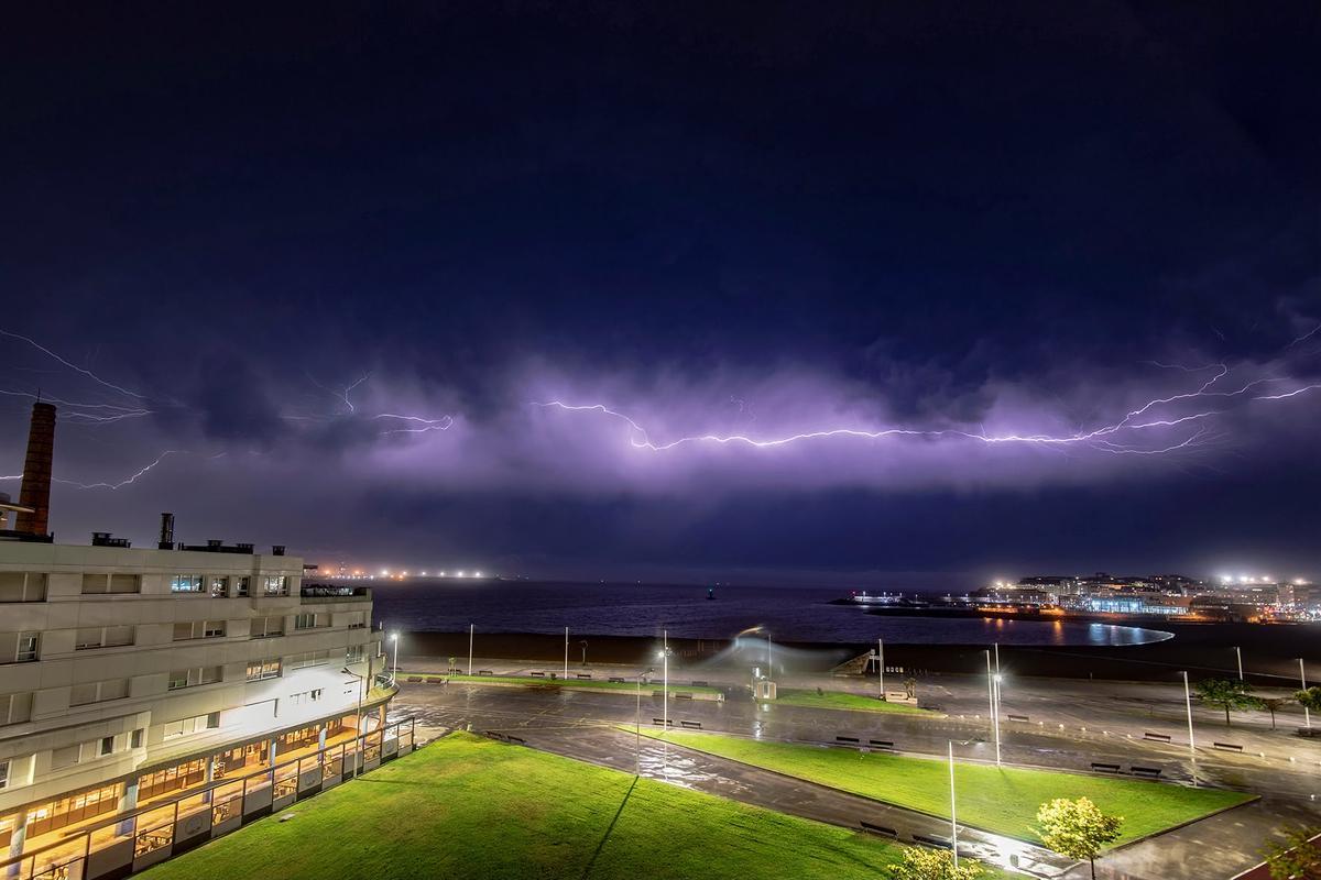 Las impresionanes imágenes de la tormenta eléctrica en Poniente, Gijón
