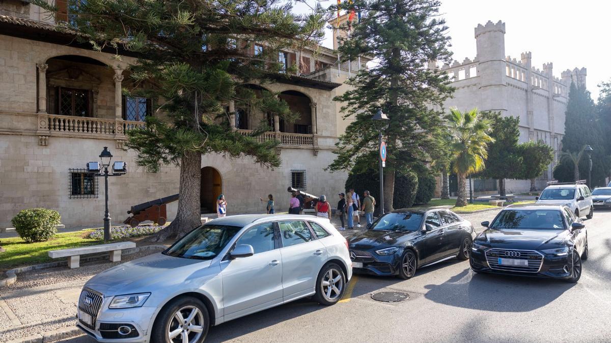 Coches oficiales frente al Consolat de Mar, sede del Govern balear.