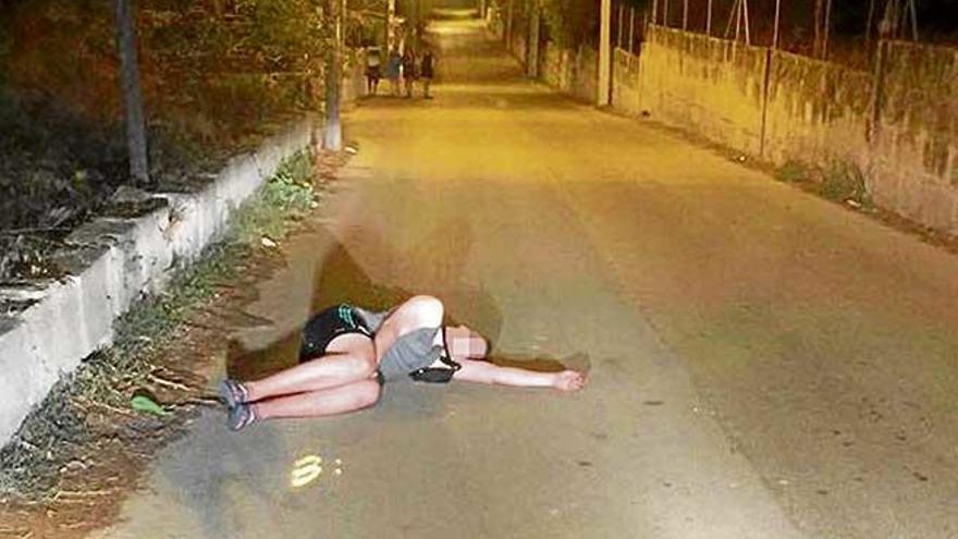 Un turista ebrio, dormido en un camino en s´Arenal