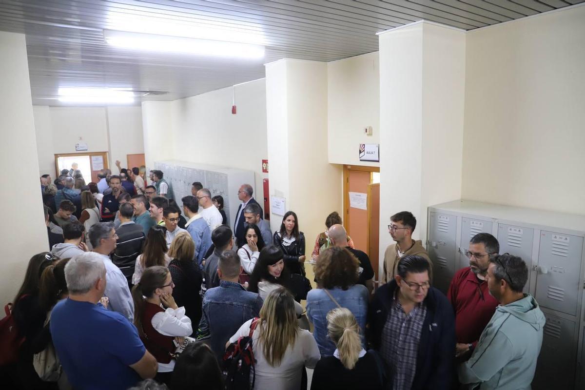 Aspirantes congregados a las puertas de un aula.