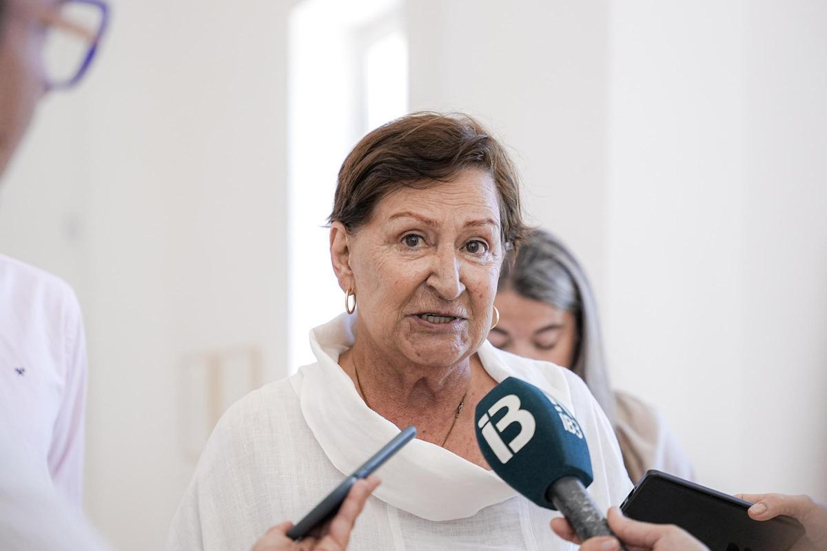 La galerista y coleccionista Cati Verdera atiende a los medios durante la presentación de su donación a Formentera