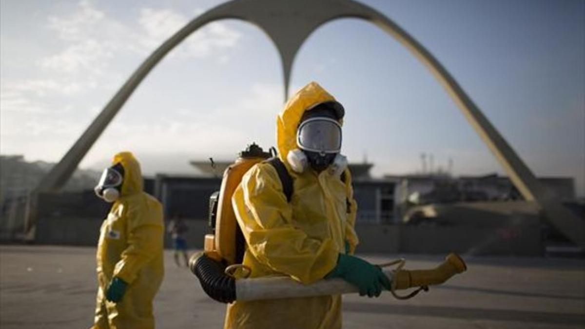 Empleados sanitarios rocían insecticida para combatir el zika en el Sambodromo de Río de Janeiro.