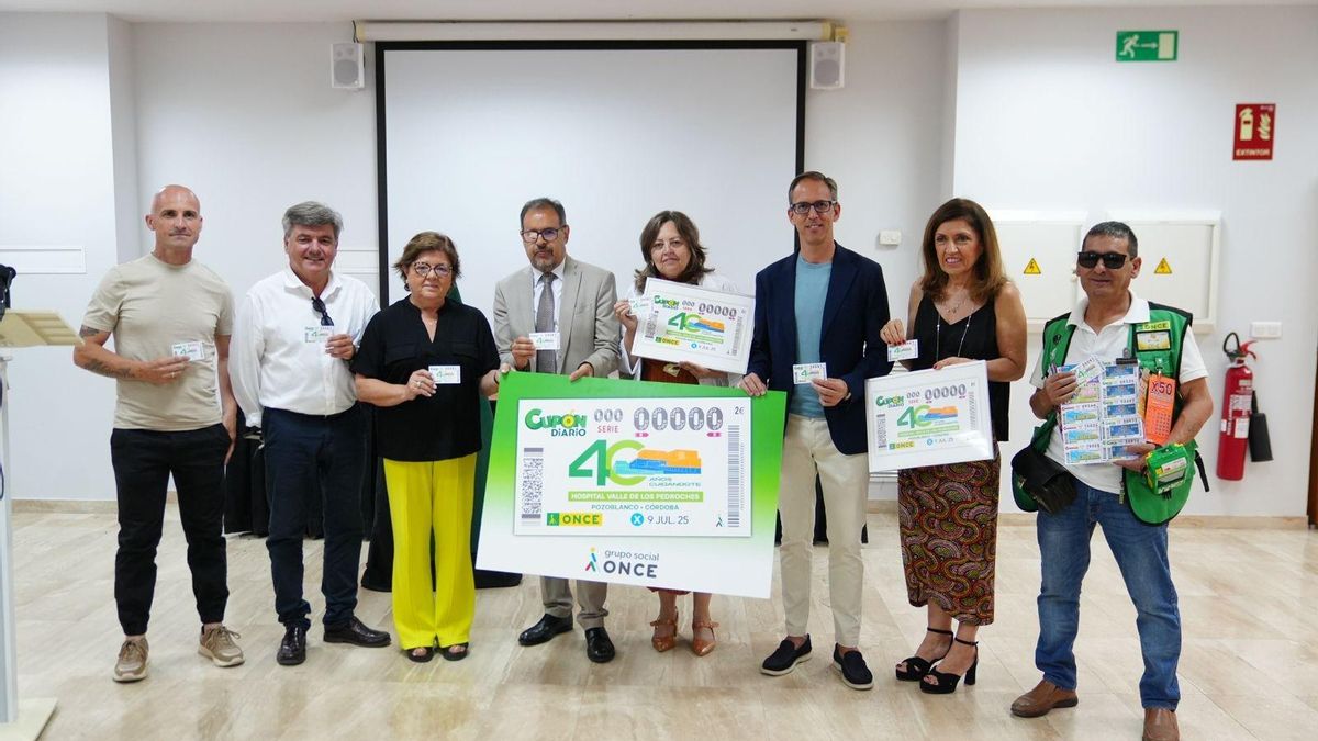 Autoridades y responsables del hospital y de la ONCE posan con el cupón conmemorativo.