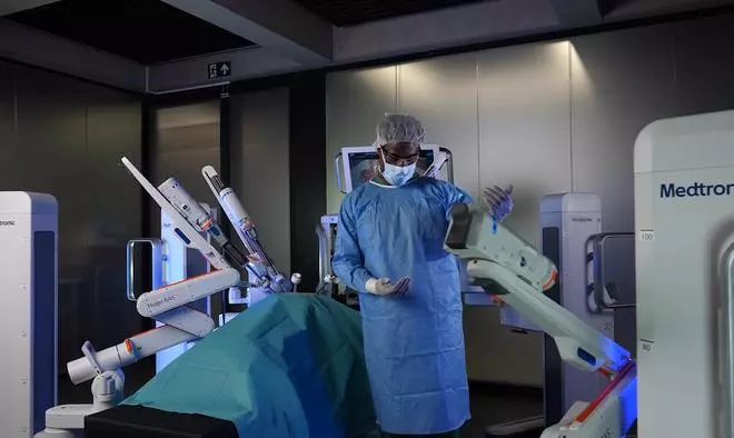 Vídeo | Así es el nuevo robot que opera en el Hospital Universitario de Cáceres