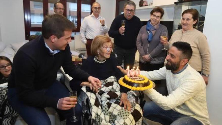 Herminia Moltó, en su cien cumpleaños en enero con familiares y el alcalde, Roger Cerdà.