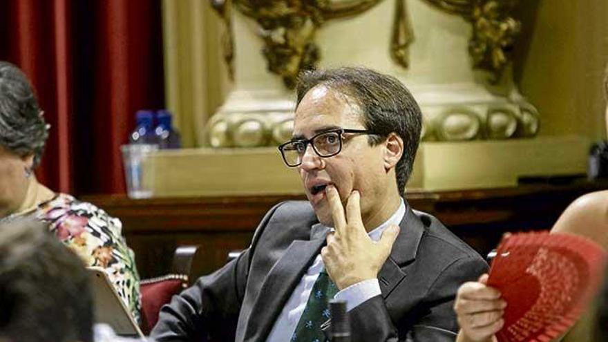 Gijón, en el escaño del grupo mixto en el Parlament que ocupa desde que dejó el PP.