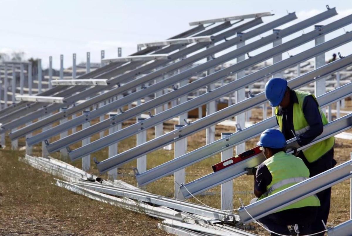 Instalación de una planta fotovoltaica. Si no llevan industrias aparejadas, «no generarán riqueza».