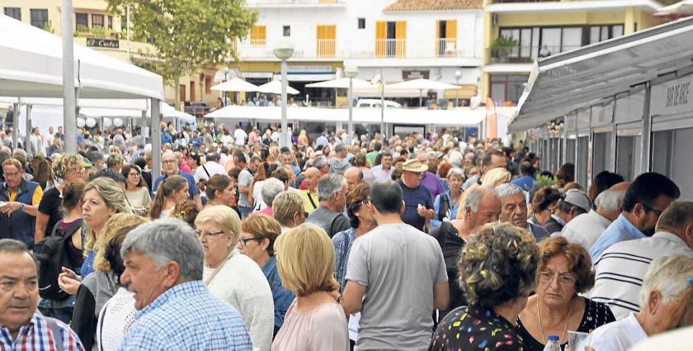 La Mostra de la Llampuga de Cala Rajada despacha hasta dos toneladas de pescado