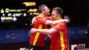 Álvaro Morales y Jordi Morales, participante en CAR Speakers, se abrazan en el Campeonato Mundial de Tenis de Mesa Adaptado que tuvo lugar en Granada.