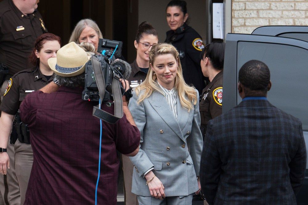 Amber Heard saliendo del juicio con Johnny Depp
