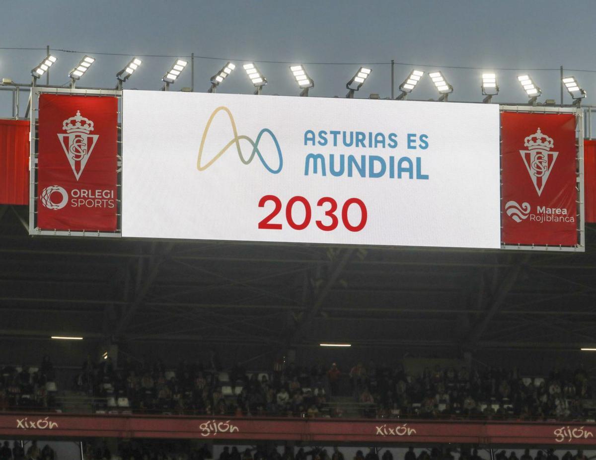 Imagen del logo de la candidatura de Asturias 2030 en el videomarcador de El Molinón. | Marcos León