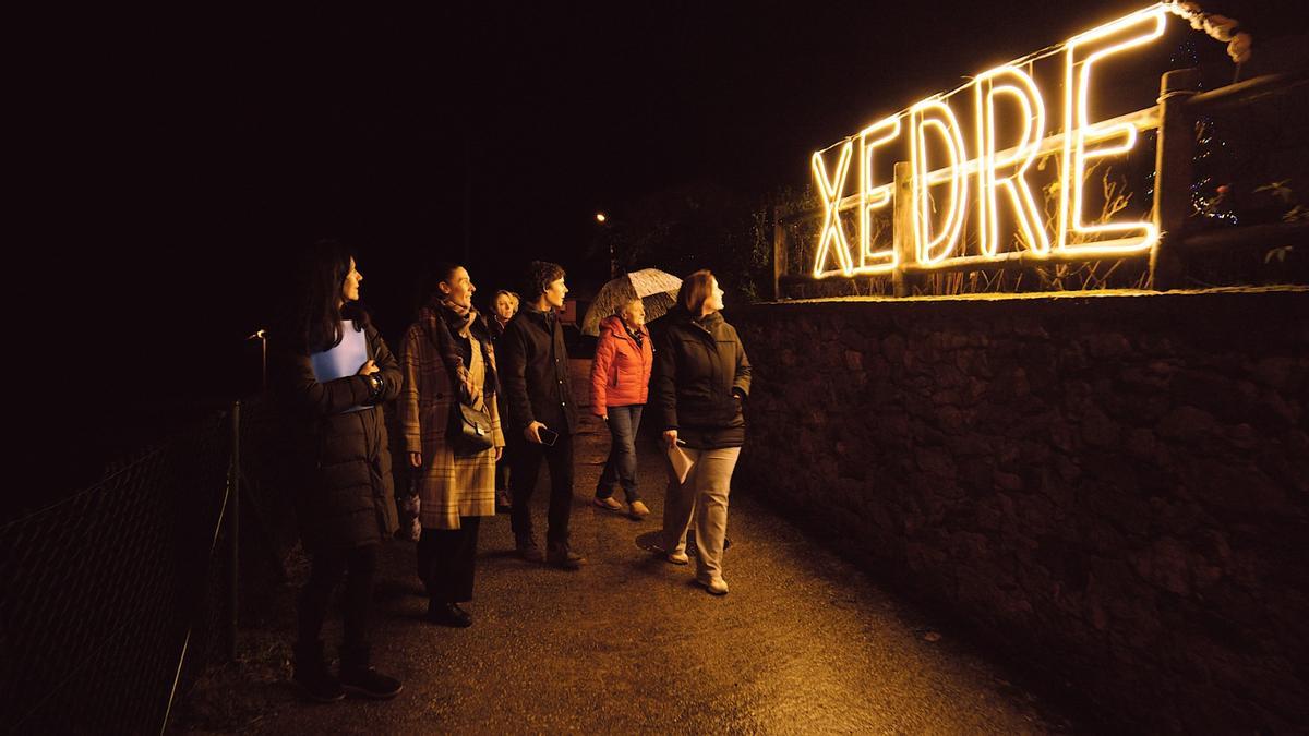 El jurado del concurso navideño ante el cartel de Xedré.