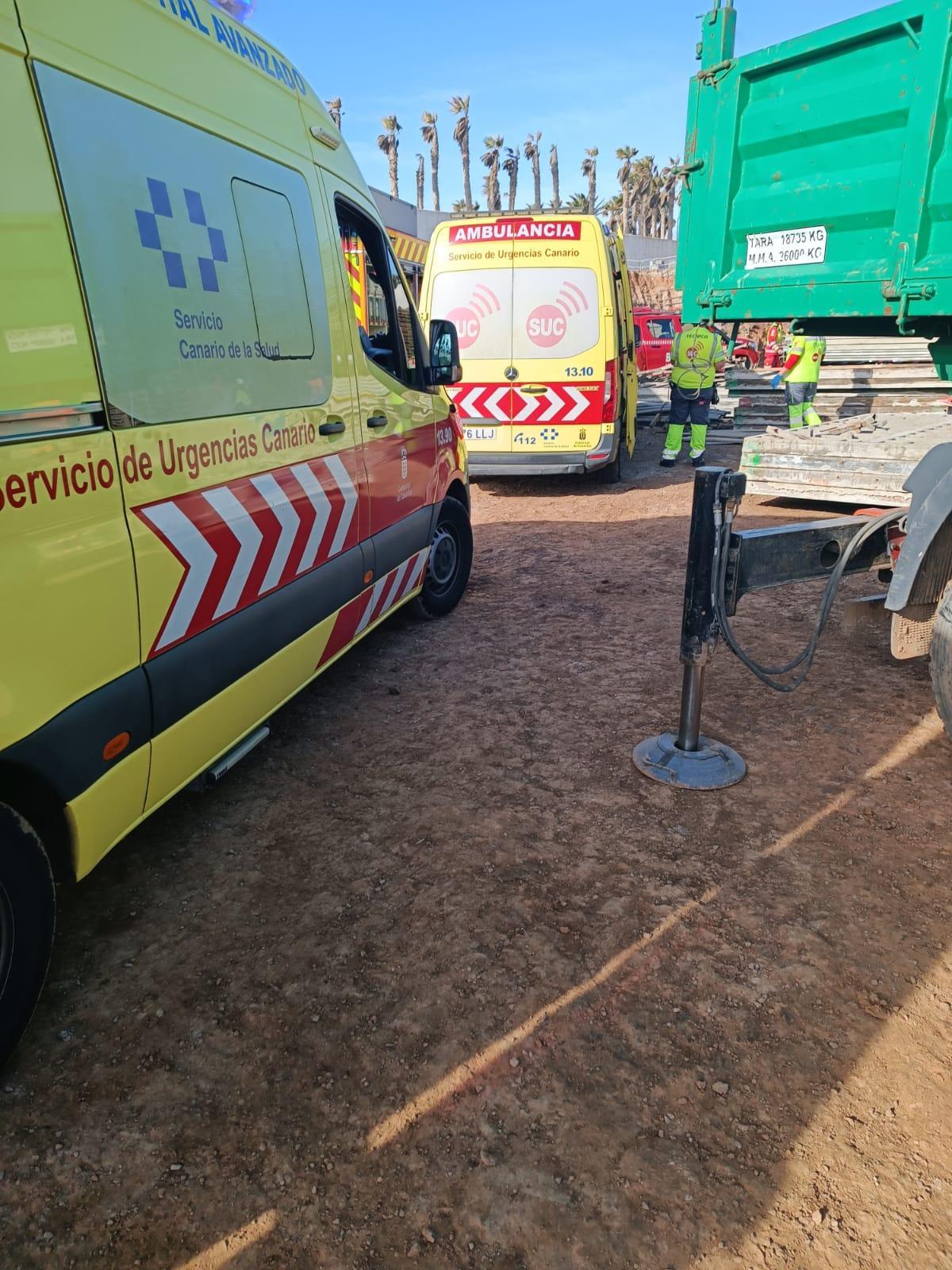 Dos ambulancias del SUC en la obra del hotel de Costa Teguise donde este jueves un trabajador cayó a un aljibe de ocho metros de profundidad