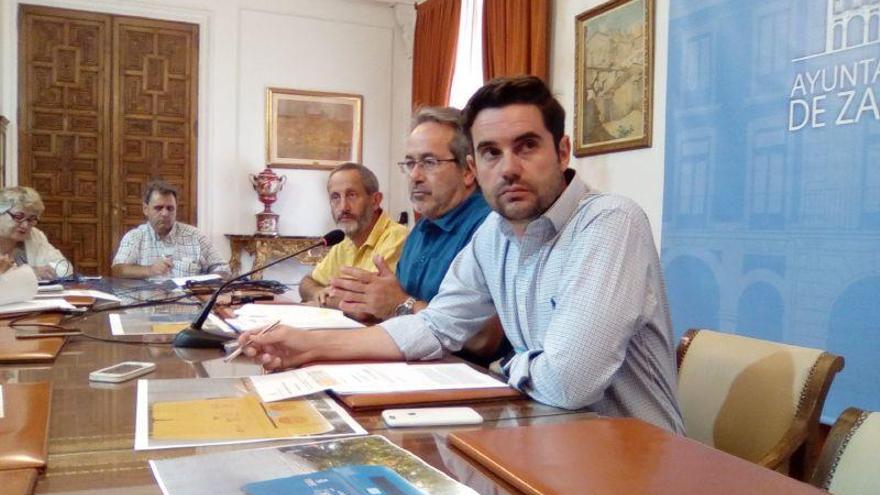 Antidio Fagúndez, en primer plano, con el alcalde, Francisco Guarido y el concejal Romualdo Fernández