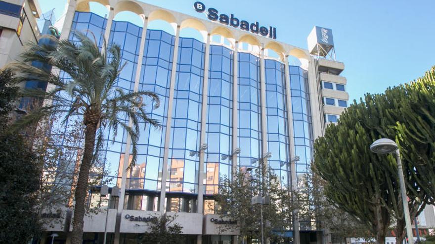 El Sabadell cierra la venta de su promotora inmobiliaria a Oaktree y refuerza su capital