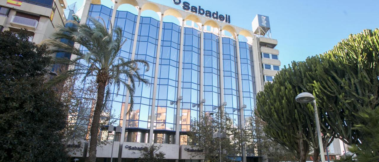 El Sabadell cierra la venta de su promotora inmobiliaria a Oaktree y refuerza su capital
