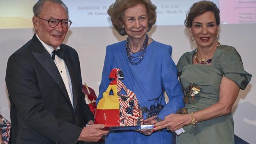 entrega un premio en Miami