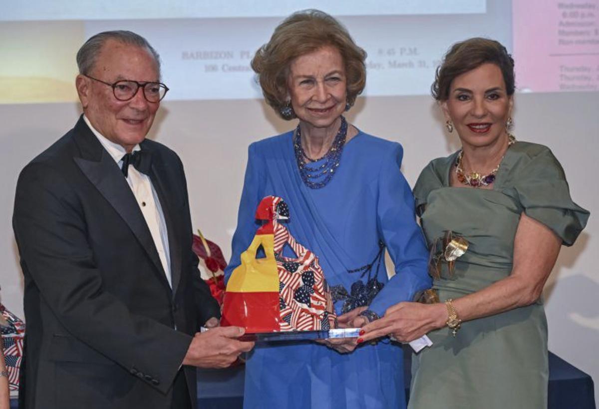 La reina Sofía entrega un premio en Miami