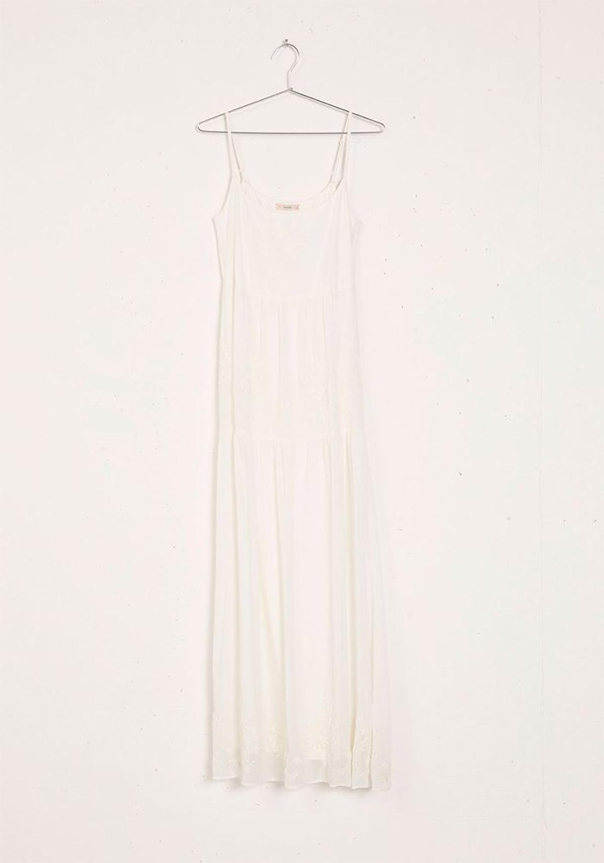 Vestido bordado en blanco de Bershka (15,99€)