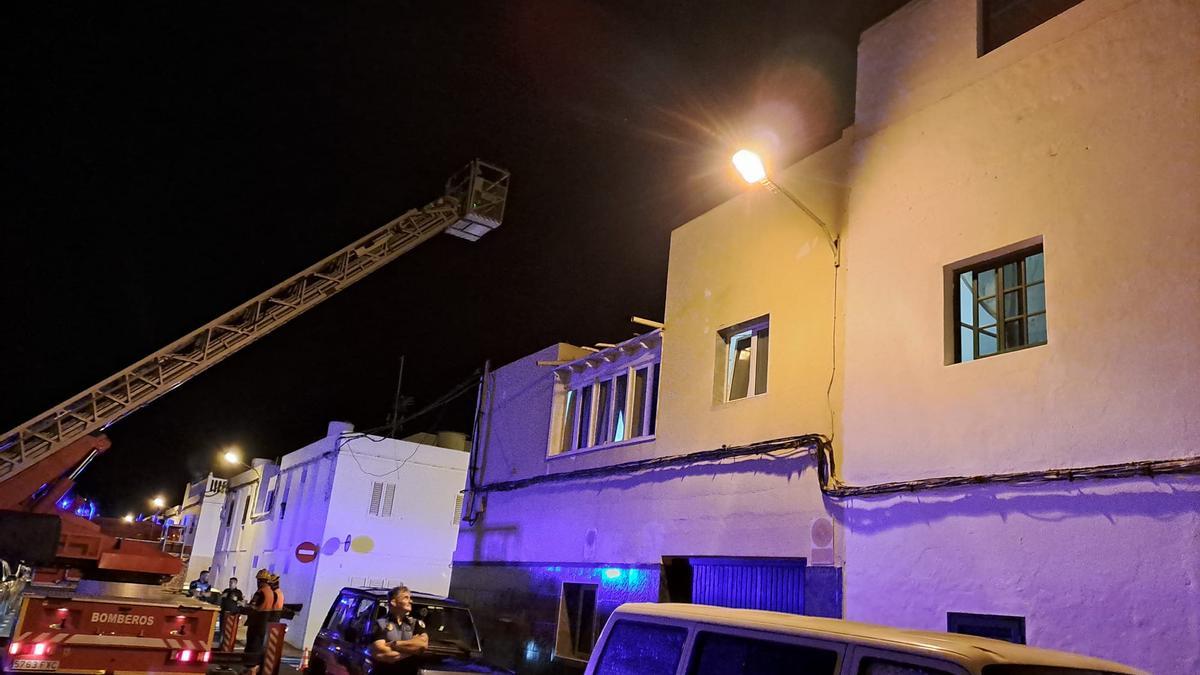 Escalera de los bomberos del Consorcio de Seguridad y Emergencias de Lanzarote con la que pudieron recuperar el cuerpo de una persona fallecida en el barrio de Titerroy, en Arrecife.