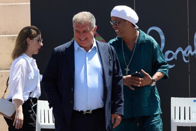 Joan Laporta y Ronaldinho en la inauguración del Paseo de las Estrellas de Castelldefels, en imágenes