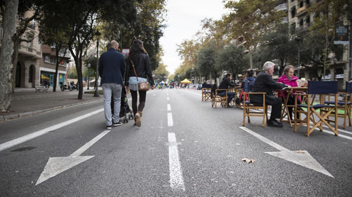 Onze carrers tallats a Barcelona cedeixen l’espai als vianants.