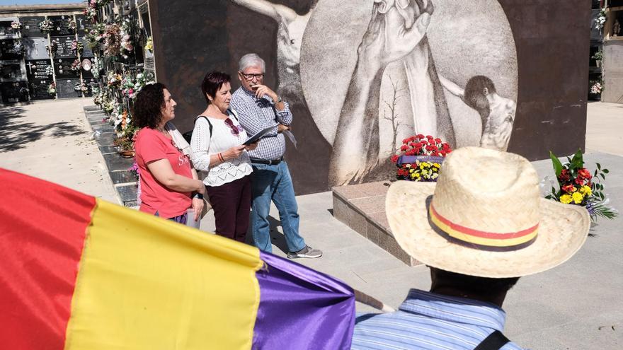 Así ha sido el homenaje a los jóvenes sindicalistas fusilados en el Cementerio Viejo de Elche en 1939