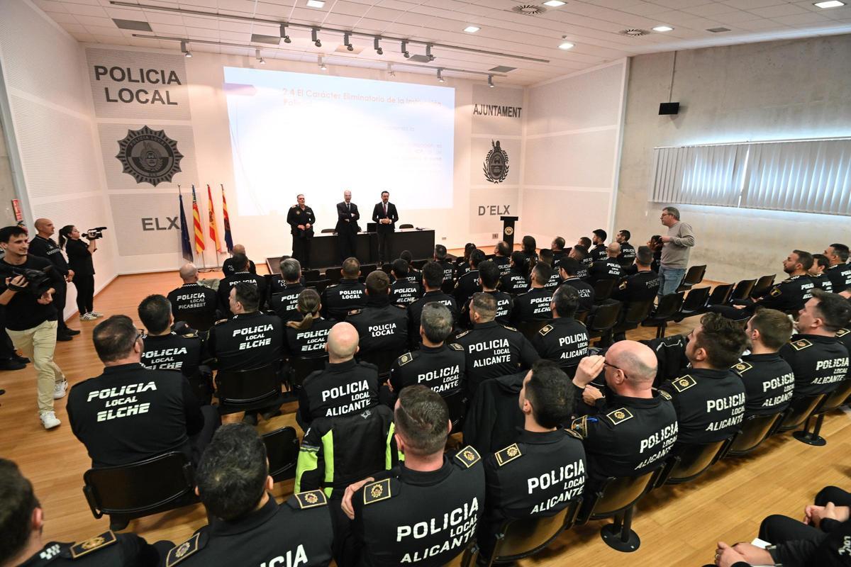 Las autoridades políticas se dirigen a los primeros alumnos del IVASPE en Elche